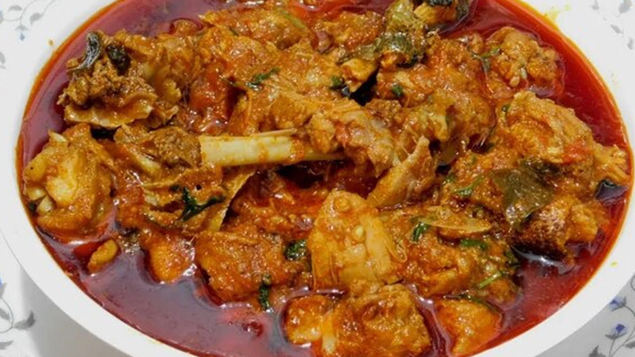 ఇప్పుడు కర్రీ ప్రిపేర్ చేసుకోవాలి. స్టవ్ ఆన్ చేసి, పాన్ పెట్టి, అందులో చికెన్ కర్రీ వండుకోవడానికి సరిపడ నూనె పోసుకోవాలి. తర్వాత అందులో బిర్యానీ ఆకులు, కరివేపాకు రెబ్బలు , ఉల్లిపాయ ముక్కలు , పచ్చి మిర్చీ వేసి మంచిగా కలుపుకోవాలి. చిటికెడు పసుపు వేసి కలుపుకోవాలి. తర్వాత  అల్లం వెల్లుల్లి పేస్ట్ వేసి పచ్చి వాసన పోయేవరకు కలుపుకోవాలి.