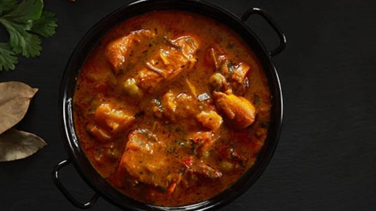 కావాల్సిన పదార్థాలు : నాటు కోడి కేజీ, ధనియాల పొడి, ఘోరం మసాలా, చిటికెడు పసుపు, తరిగిన ఉల్లిపాయ ముక్కలు, వెల్లుల్లి, అల్లం వెల్లుల్లి పేస్ట్, పచ్చి మిర్చి, టమాటాలు రెండు, బిర్యానీ ఆకులు, లవంగాలు, కొబ్బరి పొడి, కొత్తిమీర, పూదీనా వీలైతే నాలుగు కరివేపాకు రెబ్బలు, ఒక నిమ్మకాయ.