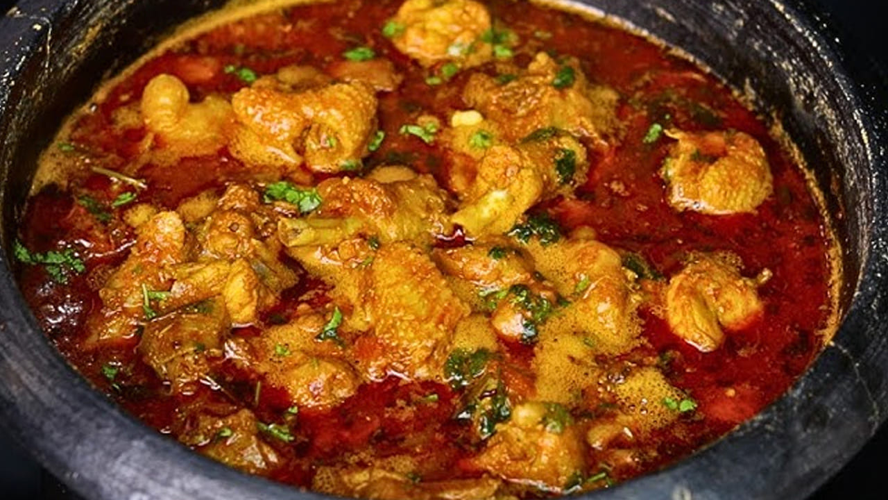 నాటు కోడి కూర ఇష్టపడని వారు ఎవరుంటారు. ఇక తెలంగాణ స్టైల్‌లో నాటుకోడి కూర వండితే, ఆ టేస్ట్ గురించి చెప్పడానికి మాటలు కూడా సరిపోవు. అంత అద్భుతంగా ఉంటుంది. అన్నంలో కానీ, చపాతీలతో కానీ తింటే, అదిరిపోతుంది. మరీ ఈ నాటు కోడి కూర పులుసు మీరు కూడా వండాలి అనుకుంటున్నారా? అయితే మీ కోసమే ఈ అద్భుతమైన చిట్కాలు. దీని ద్వారా, చాలా త్వరగా వండెయ్యండి మరి!