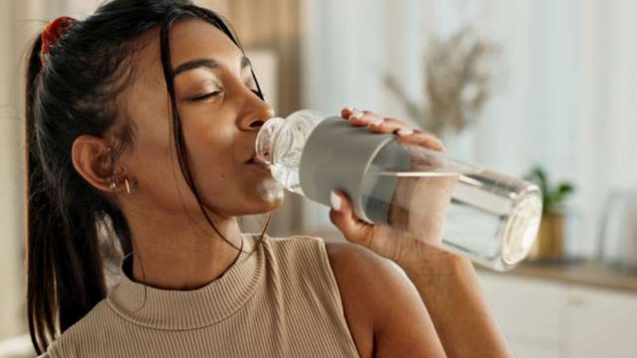 హైడ్రేటెడ్‌గా ఉండటం: అందమైన చర్మానికి మొదటి రహస్యం హైడ్రేటెడ్‌గా ఉండటమే. మీరు ఈ ఎండాకాలంలో హైడ్రెట్‌గా ఉండాలంటే రోజుకు కనీసం 3 నుండి 4 లీటర్ల నీరు తాగడం చాలా అవసరం. నీరు త్రాగడం వల్ల మీ శరీరం నుండి విష పదార్థాలు బయటకు వెళ్లిపోతాయి. ఇది మీ చర్మాన్ని హైడ్రేట్ గా ఉంచుతుంది. అలాగే మొటిమలను తగ్గిస్తుంది. సాదా నీటిలో నిమ్మరసం లేదా మంచినీరు కలపడం వల్ల మీ చర్మానికి అదనపు మెరుపు వస్తుంది.