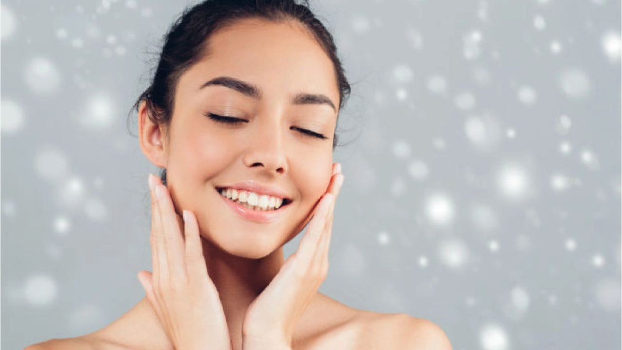 సహజంగా మెరిసే చర్మం: ప్రస్తుత రద్దీ ప్రపంచంలో, పర్యావరణ కాలుష్యం, లైఫ్స్టైల్ కారణంగా మన చర్మ సహజ మెరుపును కోల్పోతుంది. దానికి తోడు కెమికల్స్తో నిండిన బ్యాటీ ప్రాడక్ట్స్ వాడడం వల్ల చర్మం మరింత నశిస్తుంది. కాబట్టి మన దైనందిన జీవితంలో కొన్ని సాధారణ మార్పులు చేసుకోవడం ద్వారా ఆరోగ్యకరమైన, ప్రకాశవంతమైన చర్మాన్ని పొందవచ్చు.