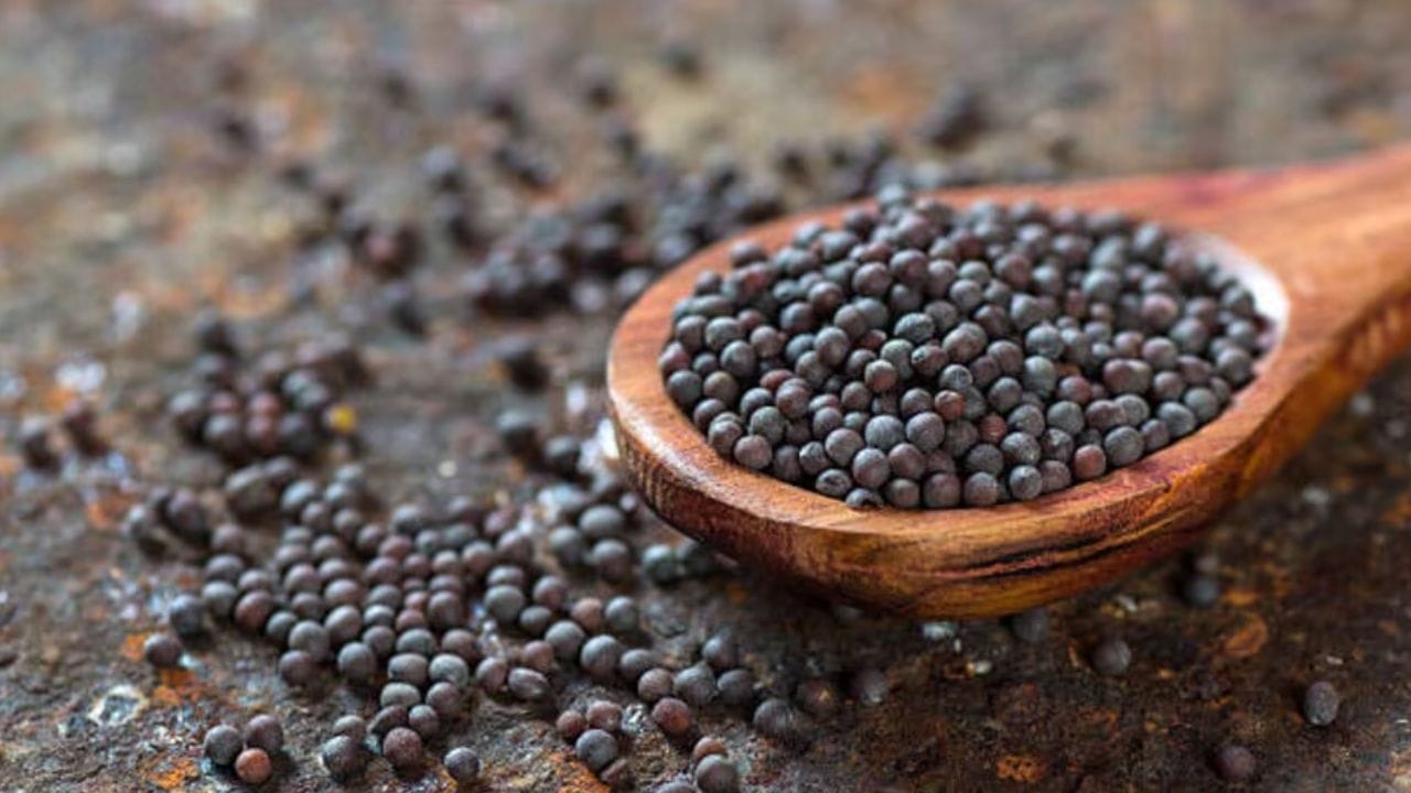 అయితే కొబ్బరి, నూనె అవాలను ఉపయోగించి మీరు ఇంట్లోనే హెయిర్ డైను తయారు చేసుకోవచ్చు. ఇందుకోసం మీరు ముందు కొన్ని నల్ల అవాలను తీసుకొని పెనంపై వెయించండి. అవి వేగిన తర్వాత పక్కన ఉంచి చల్లారాక వాటిని మిక్సీలో వేసి పొడిలా చేసుకోండి.