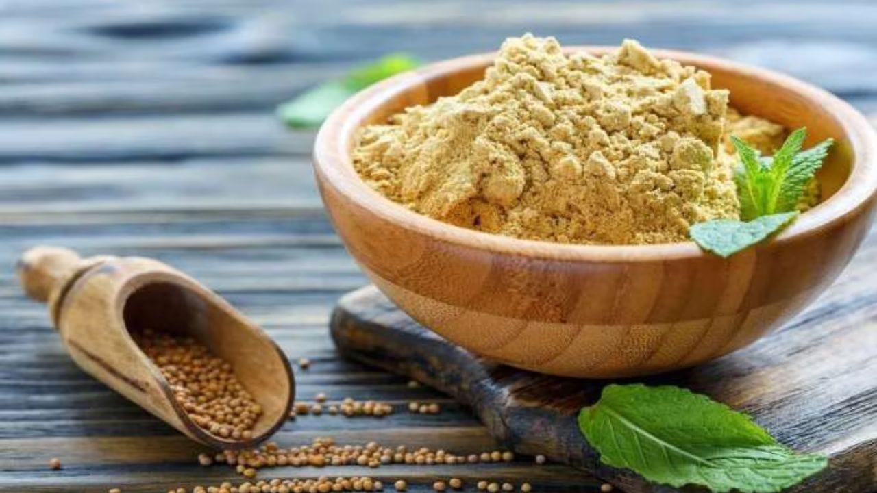 తర్వాత ఒక బౌల్‌ తీసుకొని అందులో మీరు ఇప్పటికే రెడీ చేసి పెట్టుకున్న ఆవాల పొడి, కొద్దగ కొబ్బరి నూనెను వేసి పేస్ట్‌లా తయారు చేసుకోండి. తర్వాత దాన్ని మూడు నుంచి నాలుగు రోజుల పాటు ఎండతో ఉంచండి. అప్పుడు అది పొడిగా తయారవుతుంది. దీన్ని మీ జుట్టు కుదుళ్ల నుండి చివర్ల వరకు మీకు కావలసినంత తరచుగా రాయండి. తెల్ల జుట్టు సహజంగా శాశ్వతంగా నల్లగా మారుతుంది. 