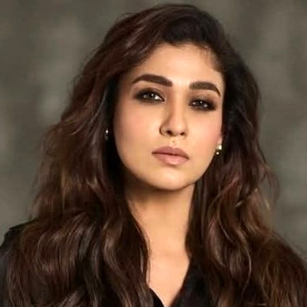 బాలకృష్ణ కృష్ణ సరసన నాలుగు సినిమాలు చేసిన హీరోయిన్ ఎవరో తెలుసా.? ఆమె ఇప్పటికే మూడు సినిమాల్లో బాలయ్యకు జోడీగా నటించింది. ఇక ఇప్పుడు నాలుగోసారి నటిస్తుంది. ఆమె ఎవరో కాదు నయనతార. గతంలో బాలయ్యబాబుతో కలిసి మూడు సినిమాల్లో నటించింది ఈ అమ్మడు.