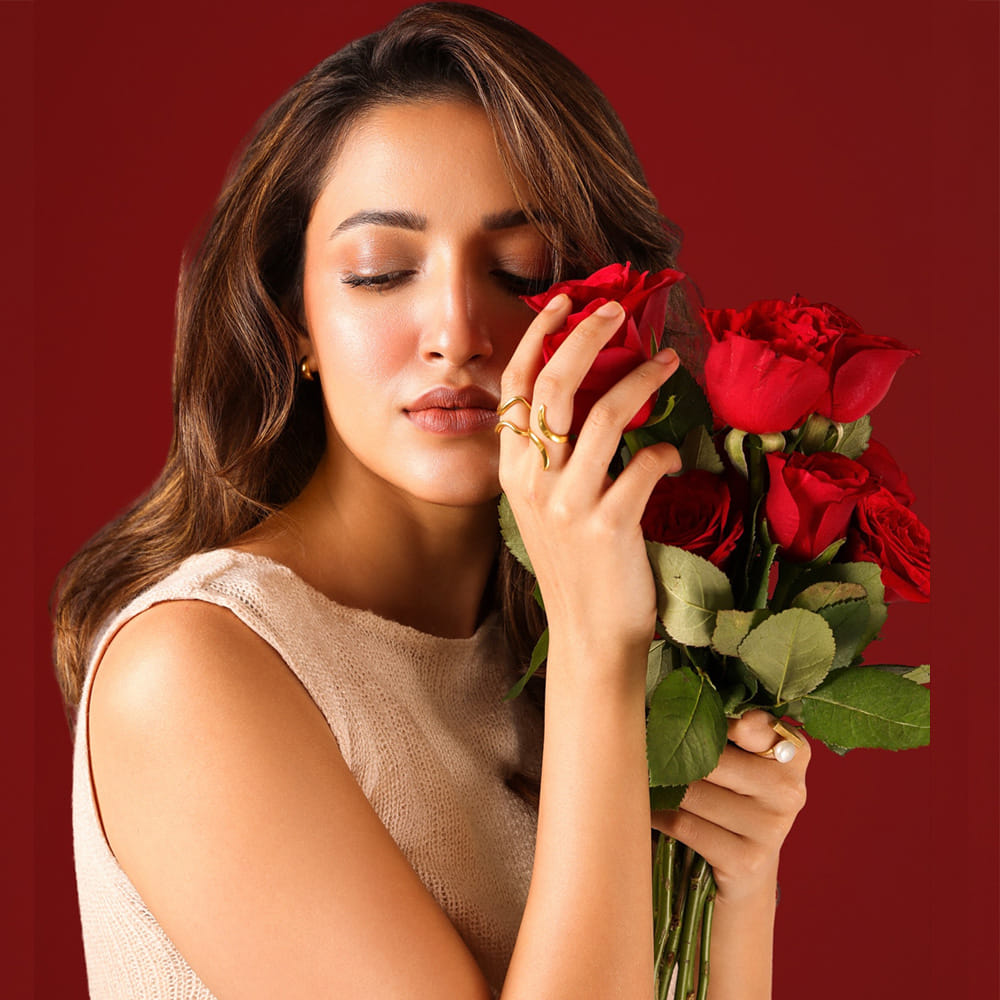 ఆ తర్వాత సిద్ధు జొన్నలగడ్డ సరసన డీజే టెల్లు సినిమాతో ఒక్కసారిగా పాపులర్ అయ్యింది. ఇందులో ఆమె నటించిన రాధిక పాత్ర యూత్ లో ఎంతగా వైరల్ అయ్యిందో చెప్పక్కర్లేదు. ఆ తర్వాత తెలుగులో బ్యాక్ టూ బ్యాక్ సినిమాల్లో నటించినప్పటికీ అంతగా ఫేమ్ మాత్రం రాలేదు.