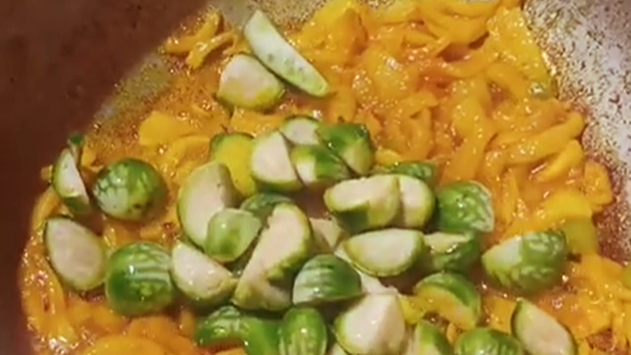 వాటిని తీసుకుని కట్ చేసి, ముల్లు మొత్తం తీసేసి బాగా కడిగి పక్కన పెట్టుకోవాలి. అలాగే ఉల్లిపాయలు, పచ్చిమిర్చి, టమోటాలను చిన్న చిన్న ముక్కలుగా చేసుకోవాలి.