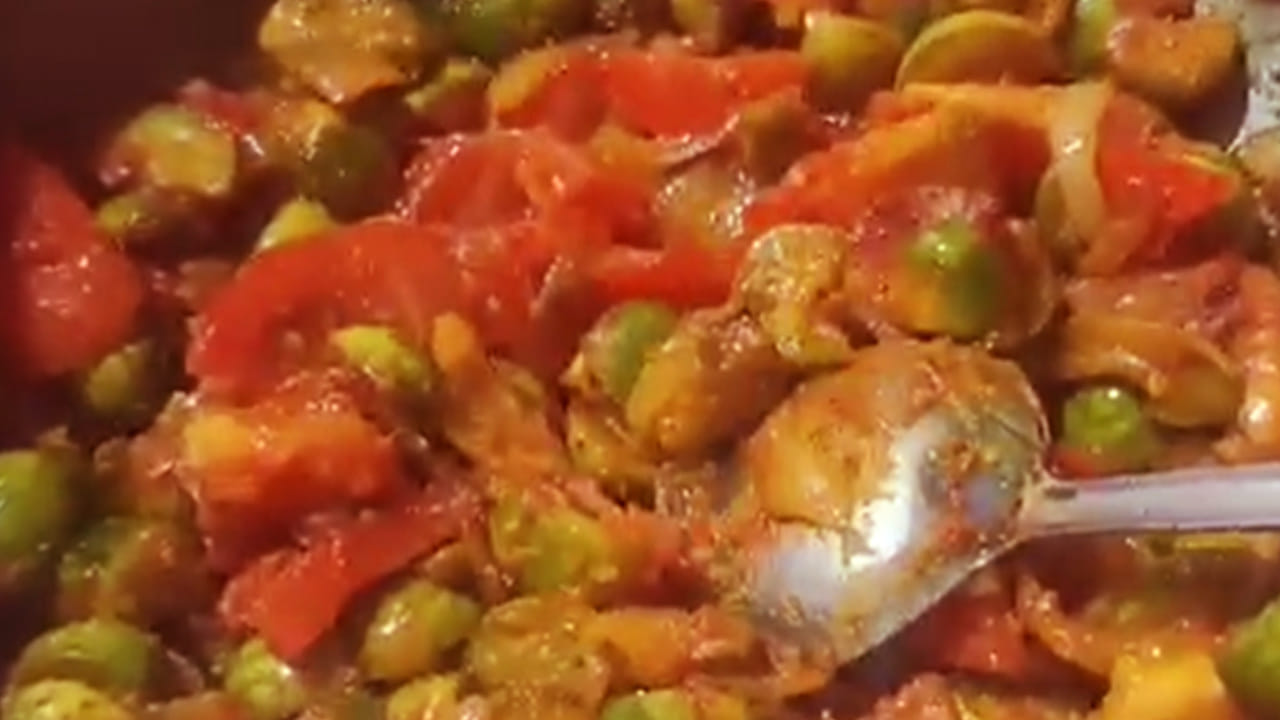 పాన్ లో ఆయిల్ వేసి అది వేడయ్యాక ఆవాలు, అర టీ స్పూన్ జీలకర్ర, కరివేపాకు ఆకులు , ఉల్లిపాయ ముక్కలు వేసి వాటిని బాగా వేయించాలి.