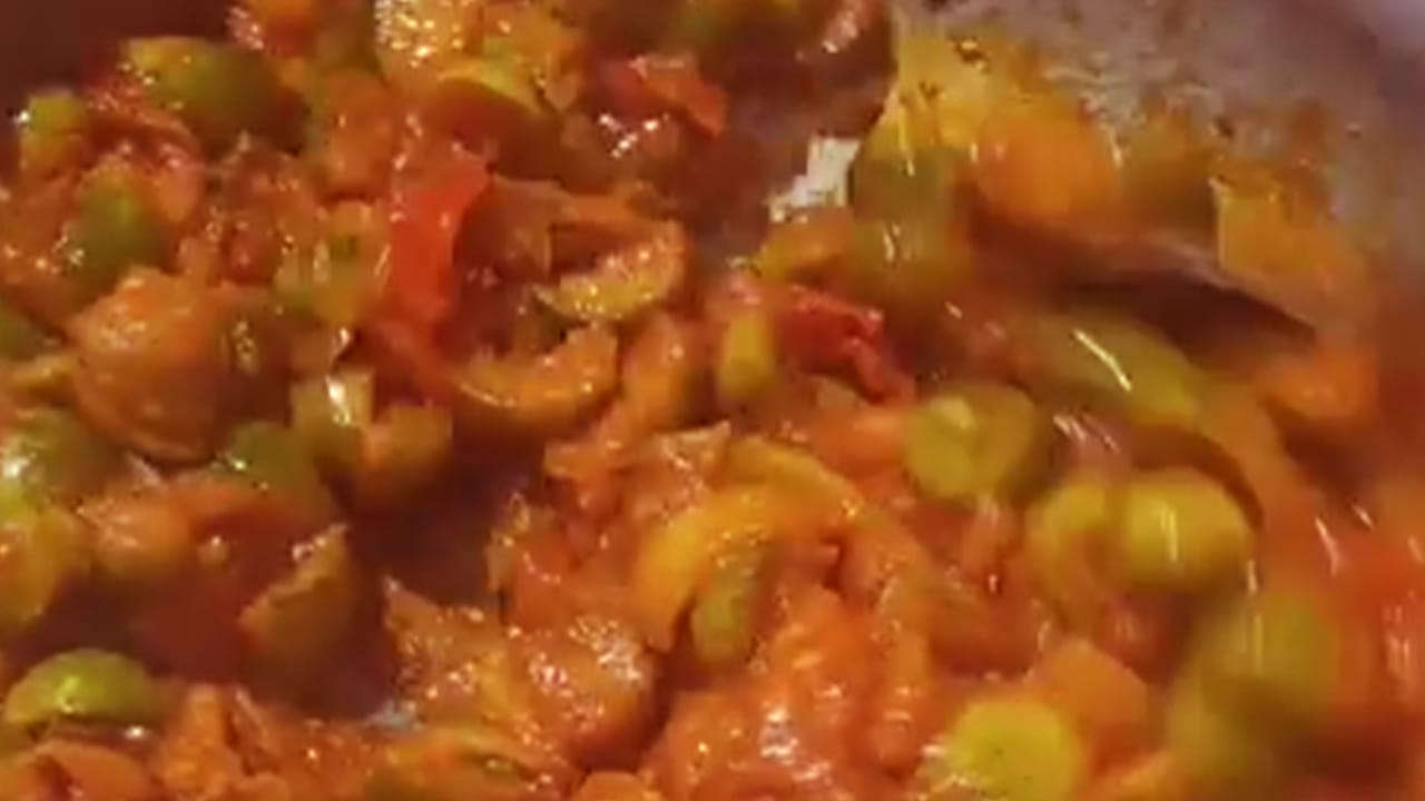 ఇక ఇప్పుడు ఉల్లిపాయలు ముక్కలు మగ్గిన తర్వాత కట్ చేసిన ములక్కాడ ముక్కలు, రుచికి సరిపడా ఉప్పు, అర టీ స్పూన్ పసుపు, ఒక టీ స్పూన్ కారం వేసి ములక్కాడలు మెత్తగా అయ్యే వరకు బాగా ఉడికించాలి.