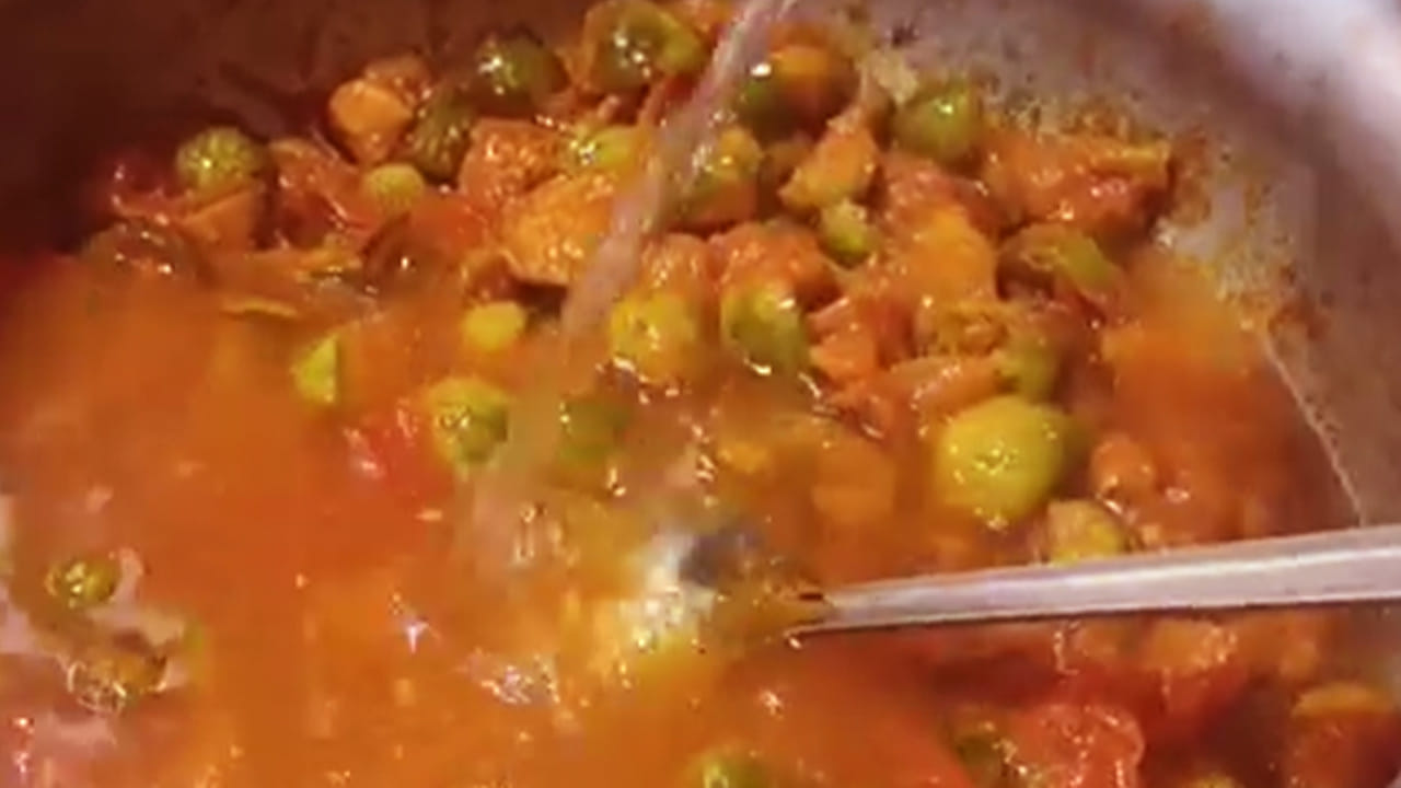 ఇక చివర్లో గరం మసాలా పొడి, ఆయిల్ పైకి తేలే వరకు దాని మీదే ఉంచి, కొత్తిమీరను చల్లుకుని దించేయాలి. అంతే నేల ములక్కాయ రెడీ.