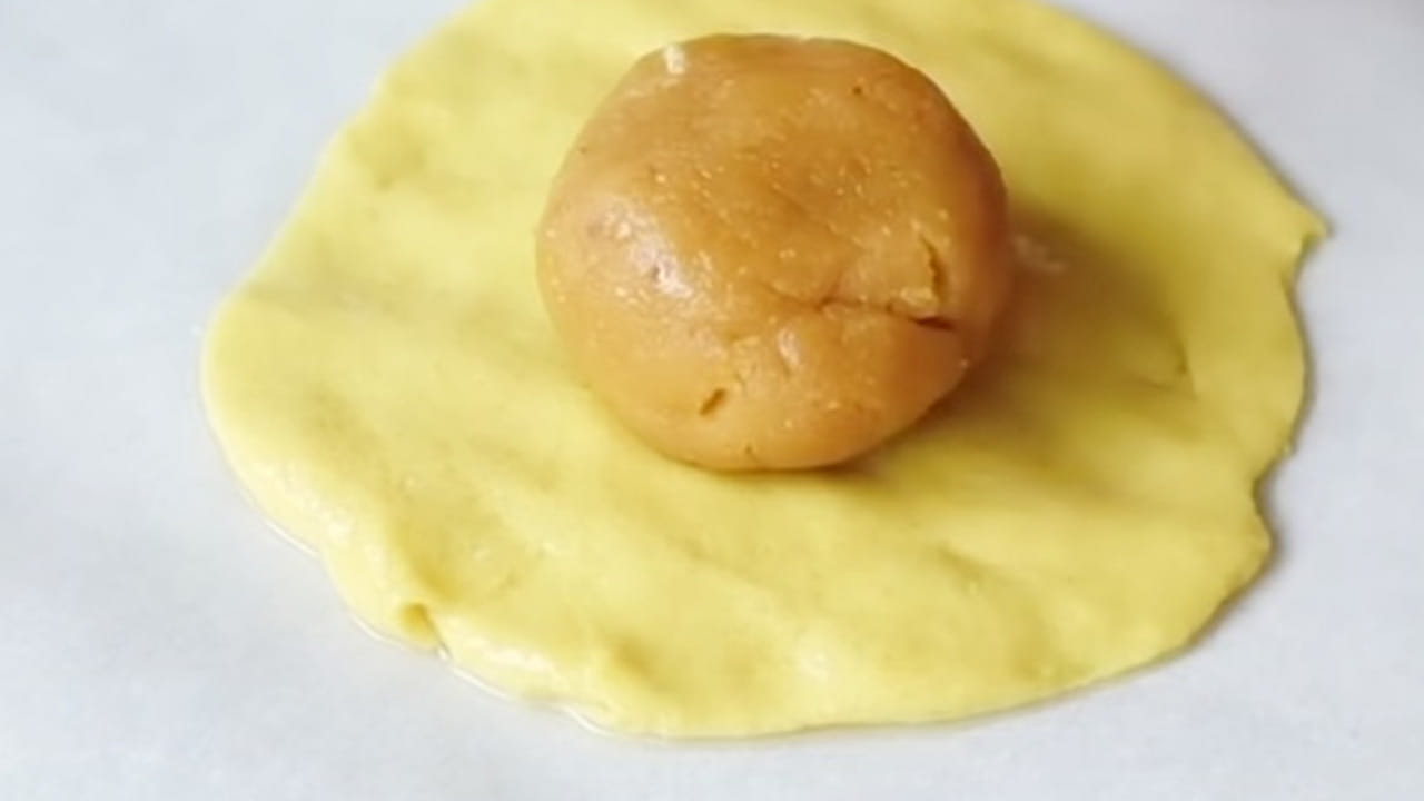 ఇప్పుడు పిండిని సిద్ధం చేసుకోవాలి. దీని కోసం ఒక పెద్ద బౌల్ తీసుకోవాలి. అందులో మైదా పిండిని జల్లెడ పట్టి తీసుకోవాలి. తర్వాత గోధుమ పిండిని కూడా జల్లెడ పట్టి తీసుకోవాలి. రెండు మంచిగా కలుపుకోవాలి.తర్వాత అందులో వన్ టీ స్పూన్ నెయ్యి, చిటికెడు సాల్ట్ వేసి, కొద్దిగా నీరు పోస్తూ చపాతీ పిండి టైప్‌లో కలుపుకోవాలి. పిండి ఎంత మంచిగా కలుపుకుంటే బొబ్బట్లు అంత టేస్టీగా బాగా వస్తాయి.