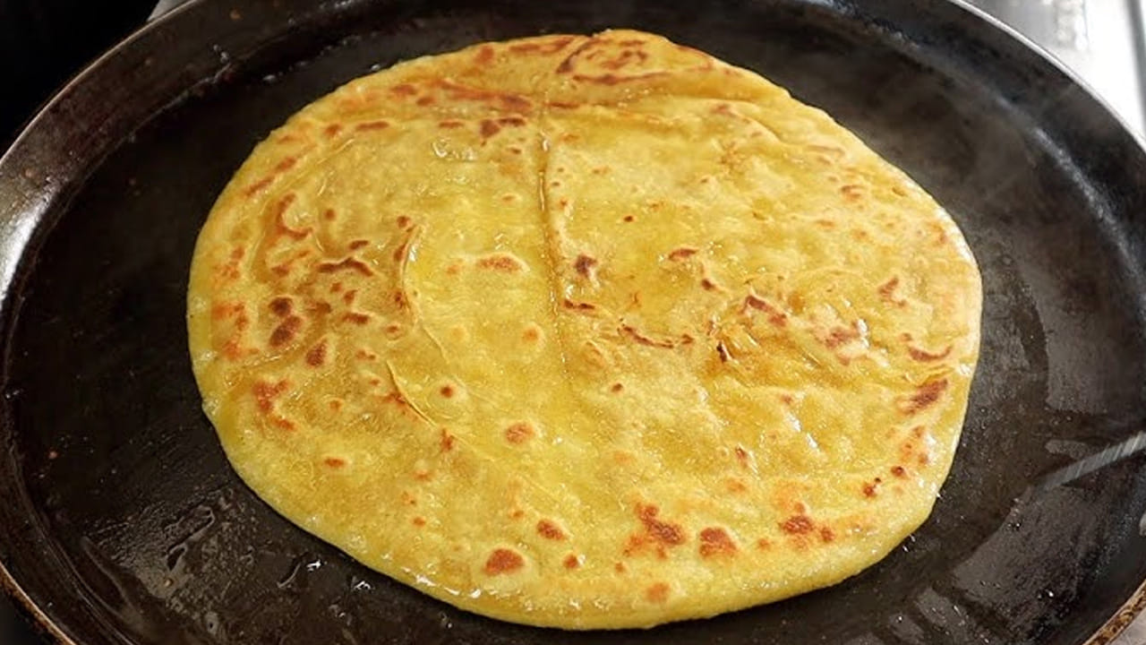 పిండి మంచిగా కలుపుకొని పక్కన పెట్టుకోవాలి. ఇప్పుడు మనం ఉడకబెట్టుకున్న శనగపప్పు మిశ్రమాన్ని మంచిగా, మెత్తగా  కలుపుకోవాలి. ఇప్పుడు ఈ రెండూ ఒకే దగ్గర పెట్టుకొని బొబ్బట్లు లేదా భక్ష్యాలు తయారు చేసుకోవాలి.