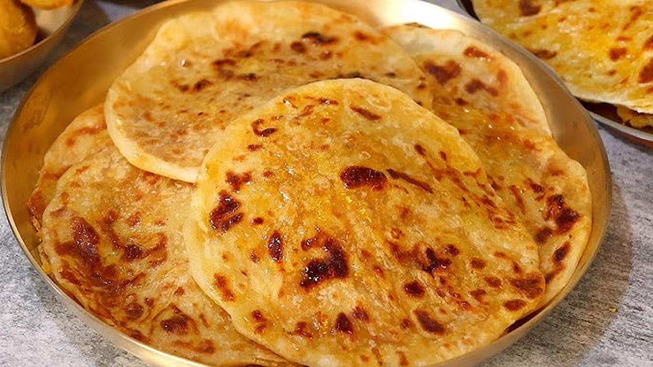 పిండిని చిన్న చిన్న ముద్దల్లా చేసుకొని రోటీలా తాల్చుకోవాలి. తర్వాత అందులో శనగపప్పు మిశ్రమం చిన్న ముద్దలా చేసి, పెట్టుకొని మెల్లిగా తాల్చుకోవాలి. తర్వాత స్టవ్ ఆన్ చేసి, పాన్ పెట్ట, దానిపై నెయ్యి వేసి రెండు వైపులా మంచిగా కాల్చుకోవాలి. అంతే టేస్టీ టేస్టీ ఉగాది స్పెషల్ బొబ్బట్లు రెడీ.