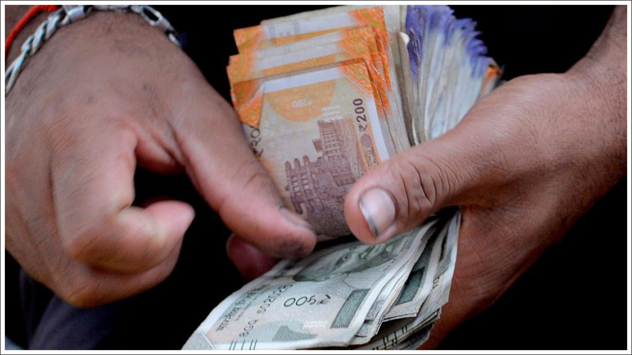  మీ పెట్టుబడుల రికార్డును కంపెనీ హెచ్‌ఆర్‌కు సమర్పించండి: ఉద్యోగి జీతంపై టీడీఎస్ కోతను నివారించడానికి కంపెనీలు ఉద్యోగుల నుండి పెట్టుబడి రుజువును కోరతాయి. ఉద్యోగులు తమ కంపెనీ హెచ్‌ఆర్ విభాగానికి, బీమా ప్రీమియం చెల్లింపు రసీదులు, పీపీఎఫ్‌లో పెట్టుబడి పెట్టి ఉంటే దాని రసీదులు, హెచ్‌ఆర్‌ఏ క్లెయిమ్ చేయాలనుకుంటే అద్దె రసీదులు, అద్దె ఒప్పందం; ఈఎల్ఎస్ఎస్ పెట్టుబడి స్టేట్‌మెంట్ మొదలైన పత్రాలను సమర్పించాల్సి ఉంటుంది. దీనికి చివరి గడువు మార్చి 31. మీరు ఈ పత్రాలను సమర్పించకపోతే మీ జీతం నుండి టీడీఎస్ కోత విధించవచ్చు.