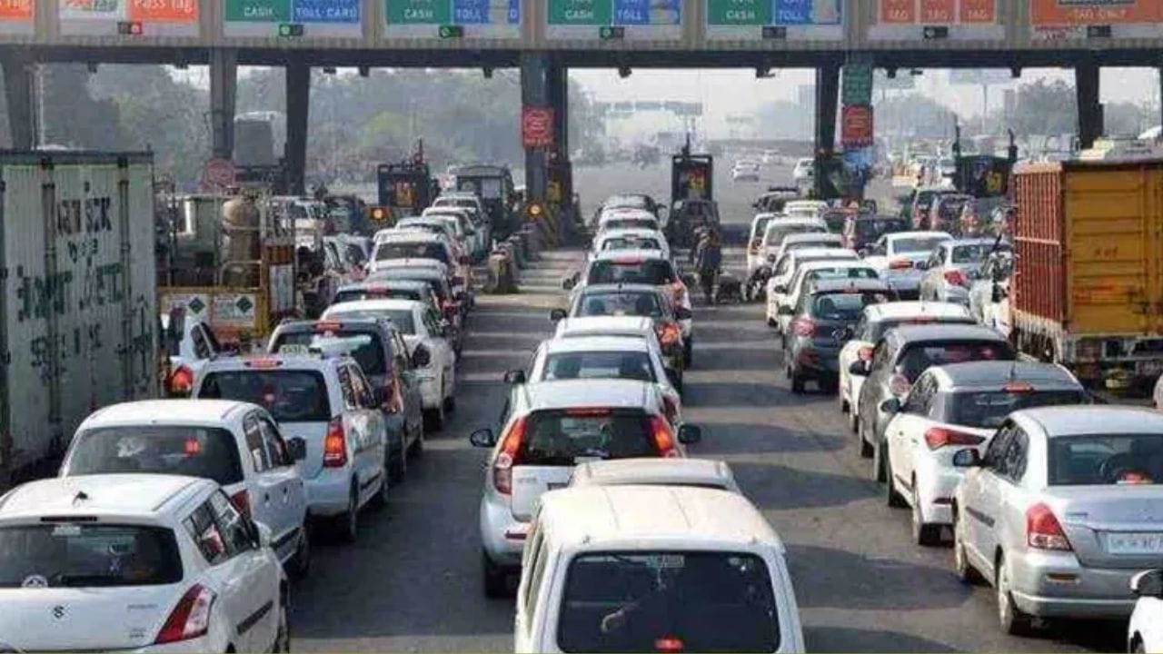 నివేదికల ప్రకారం.. ప్రస్తుతం రూ.3,000గా ఉన్న వార్షిక టోల్ పాస్ ధరను ఏప్రిల్ ఒకటవ తేదీ నుంచి రూ.3,075కి పెంచనున్నట్టు స్పష్టం చేసింది. అంటే గతంతో పోల్చుతే వాహనదారులు ఇప్పుడు అధికంగా రూ.75 చెల్లించాల్సి ఉంటుంది. అయితే ఈ పాస్ యాక్టివ్, వర్కింగ్ ఫాస్టాగ్ ఉన్న ప్రైవేట్ వాణిజ్యేతర వాహనాలకు మాత్రమే వర్తిస్తుంది.