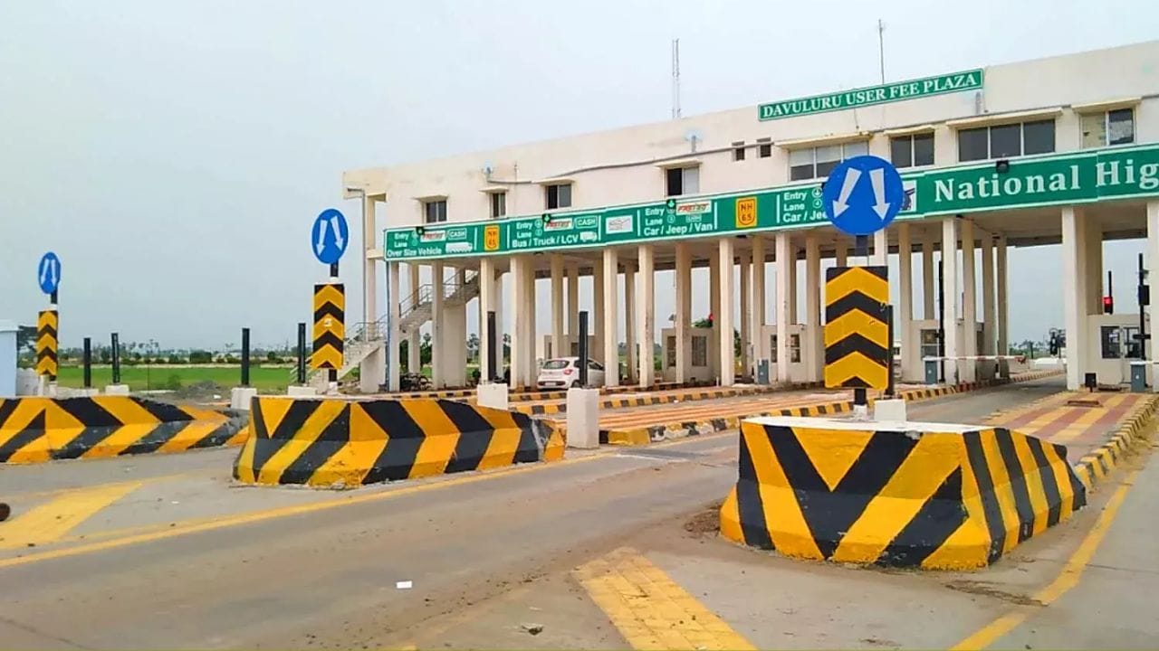 ఏడాది టోల్ ఫీజ్ ఎలా తీసుకోవాలి: మీరు ఎక్కువగా హైవైలపై ప్రయాణిస్తున్నట్లయితే మీకు ఈ యాన్యువల్ పాస్ చాలా బాగా ఉపయోగపడుతుంది. ఒక వేళ మీరు దానిని తీసుకోవాలి అనుకుంటే.. ముందుగా మీ వాహనం యాక్టివ్ FASTag కచ్చితంగా కలిగి ఉండాలి. మీరు దీన్ని తీసుకునేందుకు NHAI అధికారిక పోర్టల్ లేదా మీ FASTag జారీ చేసిన బ్యాంక్ యాప్‌లోకి లాగిన్ అయి.. అక్క వార్షిక పాస్ ఎంపికను సెలెక్ట్ చేసుకొని కావాలసిన వివరాలను ఫిల్ చేయండి తర్వాత అక్కడ చూపించిన పేమెంట్ చేస్తే మీ యాన్యువల్ పాస్ మీ FASTag IDకి లింక్ అవుతుంది.