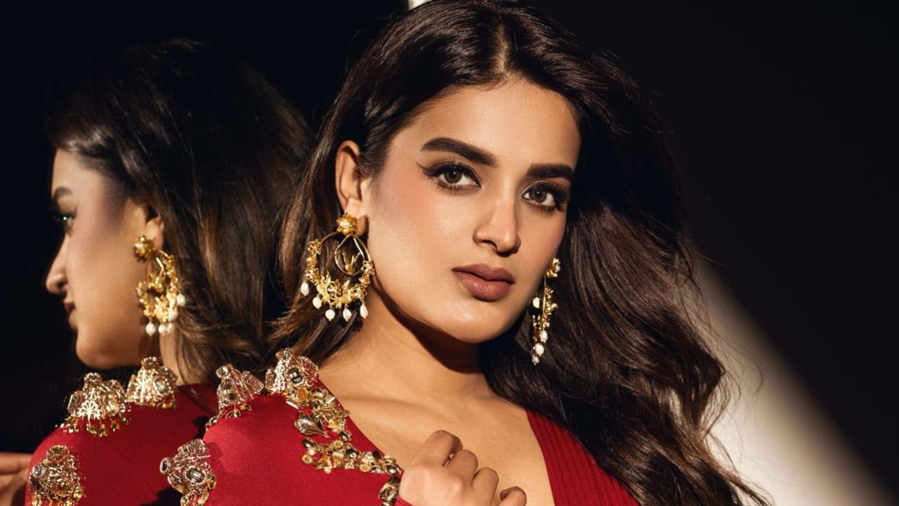  ఈ సందర్భంగా ఆలయానికి వచ్చిన భక్తులతోనూ సరదాగా ఫొటోలు దిగింది నిధి. ప్రస్తుతం ఈ ఫొటోలు సామాజిక మాధ్యమాల్లో బాగా వైరలవుతున్నాయి. 
