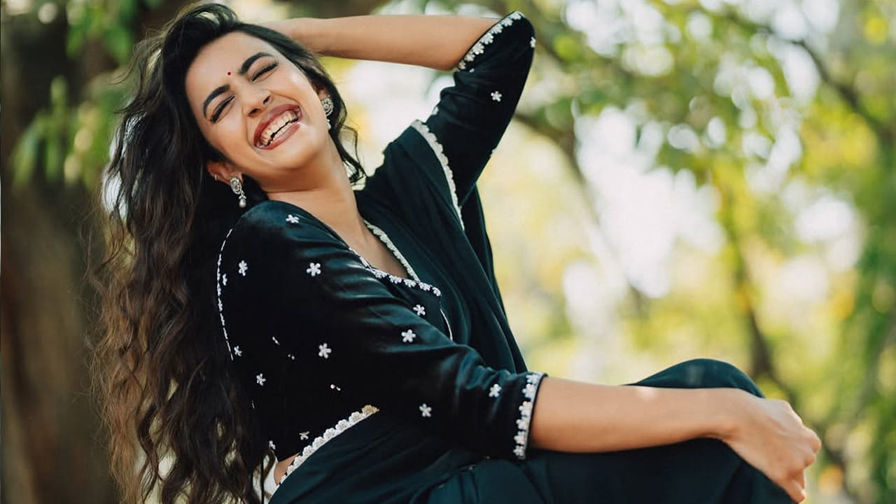 ఎప్పుడూ సోషల్ మీడియాలో చాలా యాక్టివ్గా ఉండే ఈ ముద్దుగుమ్మ తన లేటెస్ట్ క్యూట్ అండ్ బ్యూటిఫుల్ ఫొటోస్ షేర్ చేస్తూ అభిమానుల మనసు దోచుకుంటుంది.