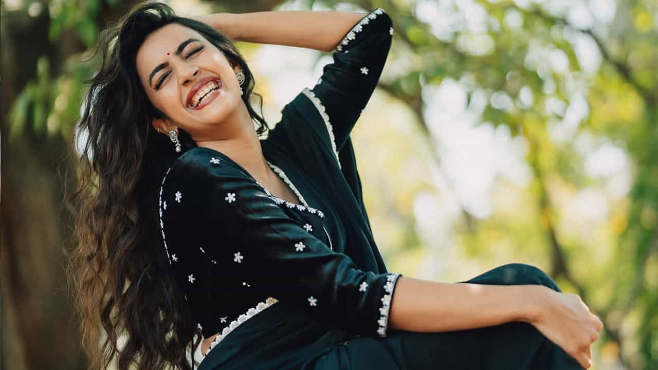 ఎప్పుడూ సోషల్ మీడియాలో చాలా యాక్టివ్గా ఉండే ఈ ముద్దుగుమ్మ తన లేటెస్ట్ క్యూట్ అండ్ బ్యూటిఫుల్ ఫొటోస్ షేర్ చేస్తూ అభిమానుల మనసు దోచుకుంటుంది.