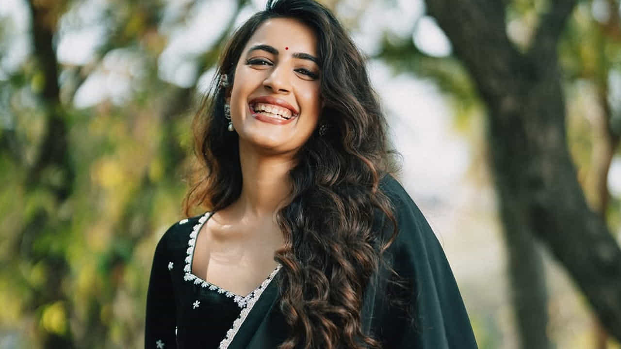 తాజాగా ఈ బ్యూటీ గ్రీన్ కలర్ సారీలో, పచ్చని చెట్ల మధ్య దిగిన ఫొటోలు షేర్ చేసింది. ప్రస్తుతం ఇవి సోషల్ మీడియాలో తెగ ట్రెండ్ అవుతున్నాయి. వీటిని చూసిన వారందరూ బ్యూటిఫుల్ అంటూ కామెంట్స్ చేస్తున్నారు.