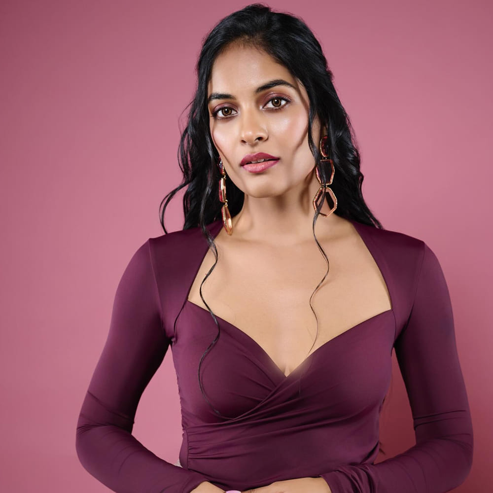 నిమిషా నాయర్ తన స్నేహితురాలితో కలిసి ప్రయాణిస్తున్న సమయంలో, ఒక వ్యక్తి వారిని వెంబడించి వేధించాడు. ఆమె కారులో ఉన్నప్పుడు ఆ వ్యక్తి పదే పదే అసభ్యకరంగా ప్రవర్తించడమే కాకుండా, వారిని భయపెట్టే ప్రయత్నం చేశాడు. ఆ వ్యక్తి తగినట్టు ఉన్నాడు. మా కారు ముందు బైక్ ఆపి పిచ్చి పిచ్చిగా వాగారు. నా కారు డోరు తీయడని ప్రయతించారు. నన్ను విండో కిందికి దించామని వేధించారు అని సోషల్ మీడియాలో రాసుకొచ్చింది నిమిషా.