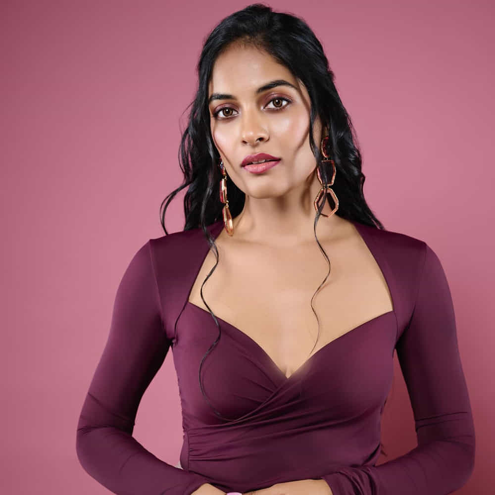 నిమిషా నాయర్ తన స్నేహితురాలితో కలిసి ప్రయాణిస్తున్న సమయంలో, ఒక వ్యక్తి వారిని వెంబడించి వేధించాడు. ఆమె కారులో ఉన్నప్పుడు ఆ వ్యక్తి పదే పదే అసభ్యకరంగా ప్రవర్తించడమే కాకుండా, వారిని భయపెట్టే ప్రయత్నం చేశాడు. ఆ వ్యక్తి తగినట్టు ఉన్నాడు. మా కారు ముందు బైక్ ఆపి పిచ్చి పిచ్చిగా వాగారు. నా కారు డోరు తీయడని ప్రయతించారు. నన్ను విండో కిందికి దించామని వేధించారు అని సోషల్ మీడియాలో రాసుకొచ్చింది నిమిషా. 