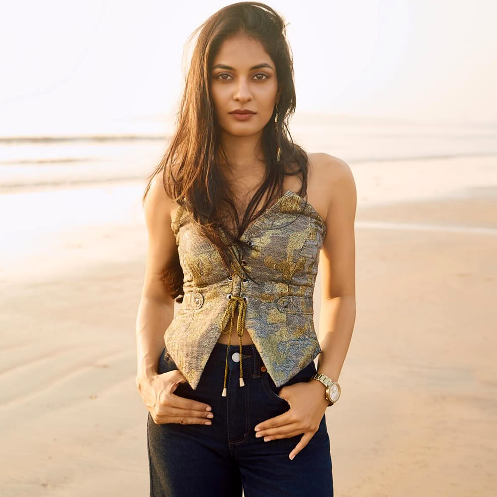 సోషల్ మీడియాలో ఆమెకు మద్దతుగా పెద్ద ఎత్తున స్పందన లభించింది. తనను వేధిస్తున్న వ్యక్తిని సాక్ష్యంతో సహా పట్టుకోవడంపై చాలా మంది ఆమెను అభినందించారు. ఇక నిమిషా నాయర్ పలు సినిమాలతో పాటు వెబ్ సిరీస్ ల్లోనూ నటిస్తూ మెప్పిస్తుంది.