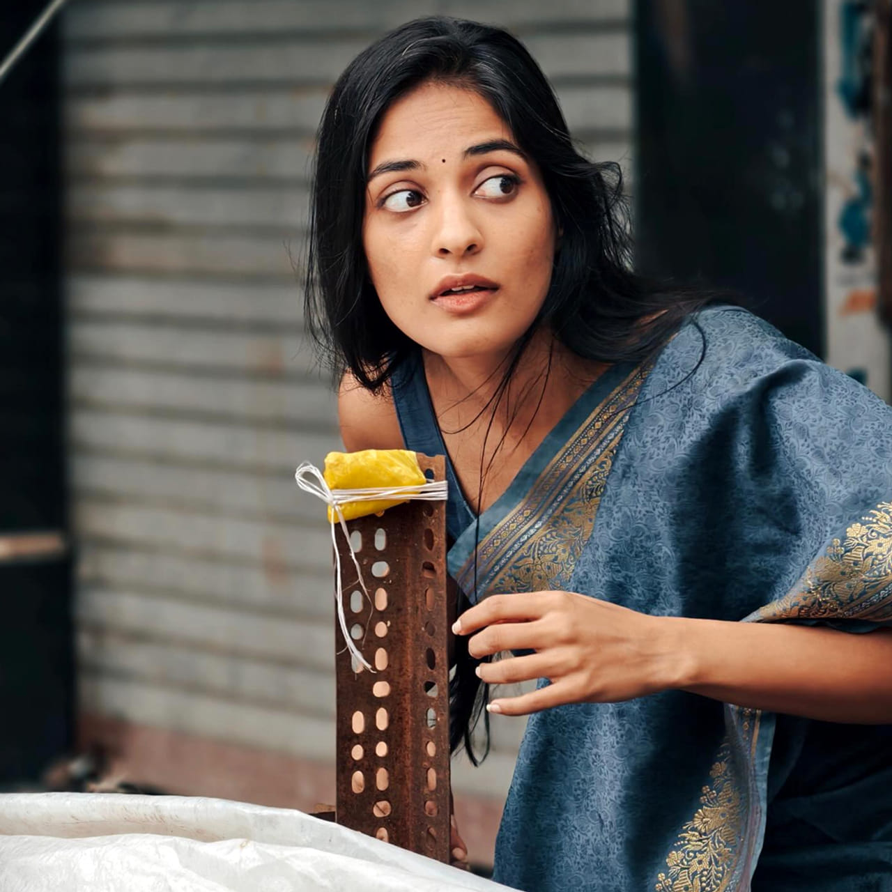 సినిమా హీరోయిన్స్ కు కొన్ని సార్లు ఊహించని చేదు అనుభవాలు ఎదురవుతూ ఉంటాయి. తాజాగా బాలీవుడ్ ముద్దుగుమ్మ నిమిషా నాయర్కు చేదు అనుభవం ఎదురైంది. ఓ వ్యక్తి తాను ప్రయాణిస్తున్న కారును వెంబడించాడు. ఇందుకు సంబంధించిన వీడియోను సోషల్ మీడియాలో షేర్ చేసింది నిమిషా .