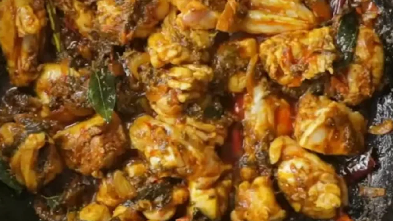 చికెన్ సగం ఉడికిన తర్వాత, ముందుగా రుబ్బుకున్న గోంగూర పేస్ట్‌ను వేసి బాగా కలిపి మరో పది నిమిషాలు ఉడికించాలి. చివరగా కొత్తిమీరతో గార్నిష్ చేసి వేడి వేడి అన్నంతో సర్వ్ చేయాలి. ఈ సులభమైన పద్ధతితో రుచికరమైన గోంగూర చికెన్ కర్రీని ఇంట్లోనే తయారుచేసి ఆస్వాదించండి.