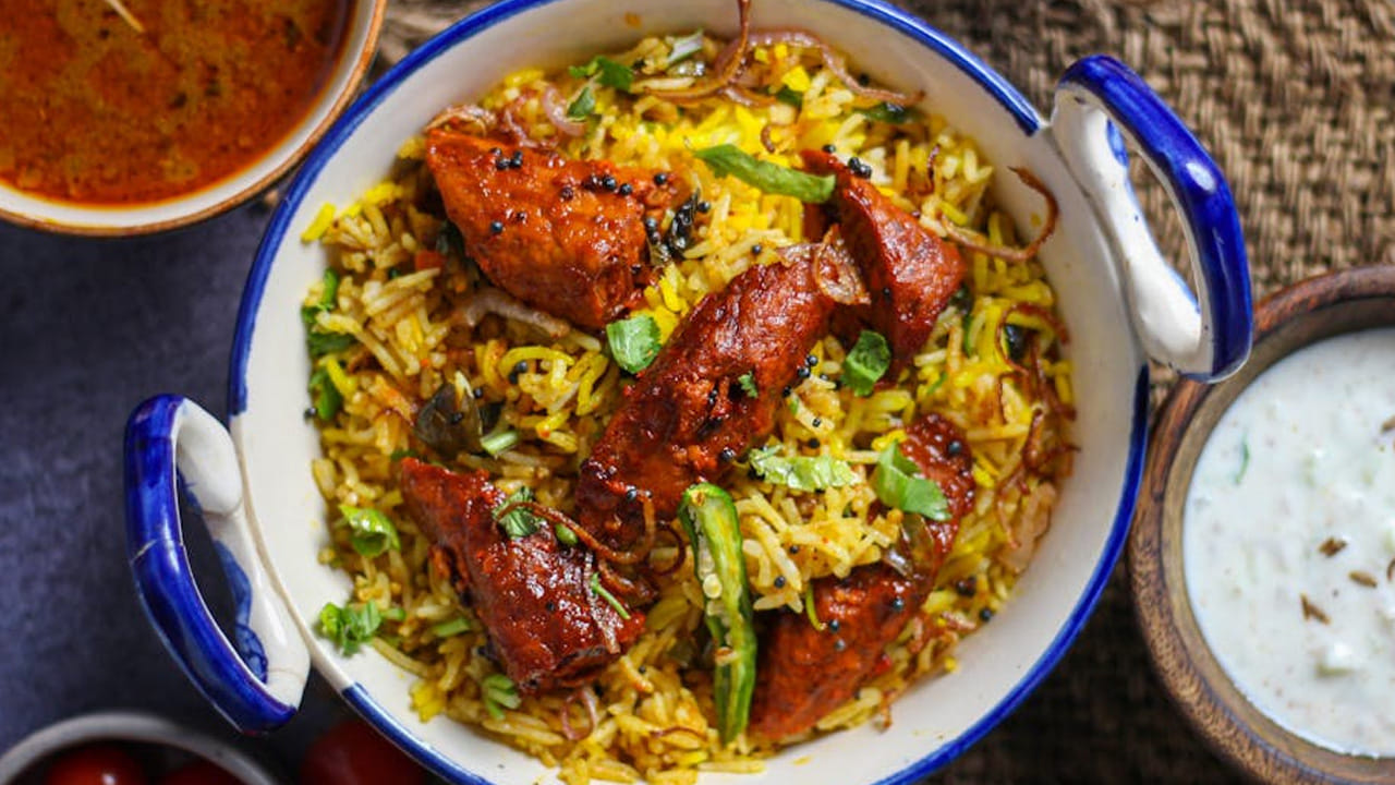 
ఈ రెండింటిని పోల్చి చూస్తే  వెజ్, నాన్ వెజ్ లో శరీరానికి కావాల్సిన పోషకాలు ఉంటాయి. అందుకే, ఏది తినడం అలవాటు అయితే,   వాటినే ఎక్కువగా తింటారు. వేరేవి తినలేరు. 