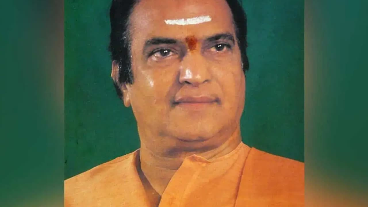 నేరం నాది కాదు ఆకలిది సినిమా షూటింగ్ గోల్డ్ మహల్‌పురం చెరకు తోటలో జరుగుతుండగా, ఎన్టీఆర్ మధ్యాహ్నం భోజనం చేయకుండా డ్రై ఫ్రూట్స్ మాత్రమే తీసుకునేవారు. ఒకసారి వేరుశనగ కాయలు తింటూ, పక్కన కూర్చున్న రామును పిలిచి, తన కుటుంబ వివరాలు అడిగి తెలుసుకున్నారు. ఎన్టీఆర్ కళ్ళు మూసుకుని కూడా చుట్టూ జరుగుతున్నదానిని గ్రహించేవారని, "తీసుకోండి బ్రదర్" అని పల్లీలను ఆఫర్ చేసినప్పుడు, రాము కేవలం రెండు పప్పులు మాత్రమే తీసుకున్నారని గుర్తు చేసుకున్నారు.