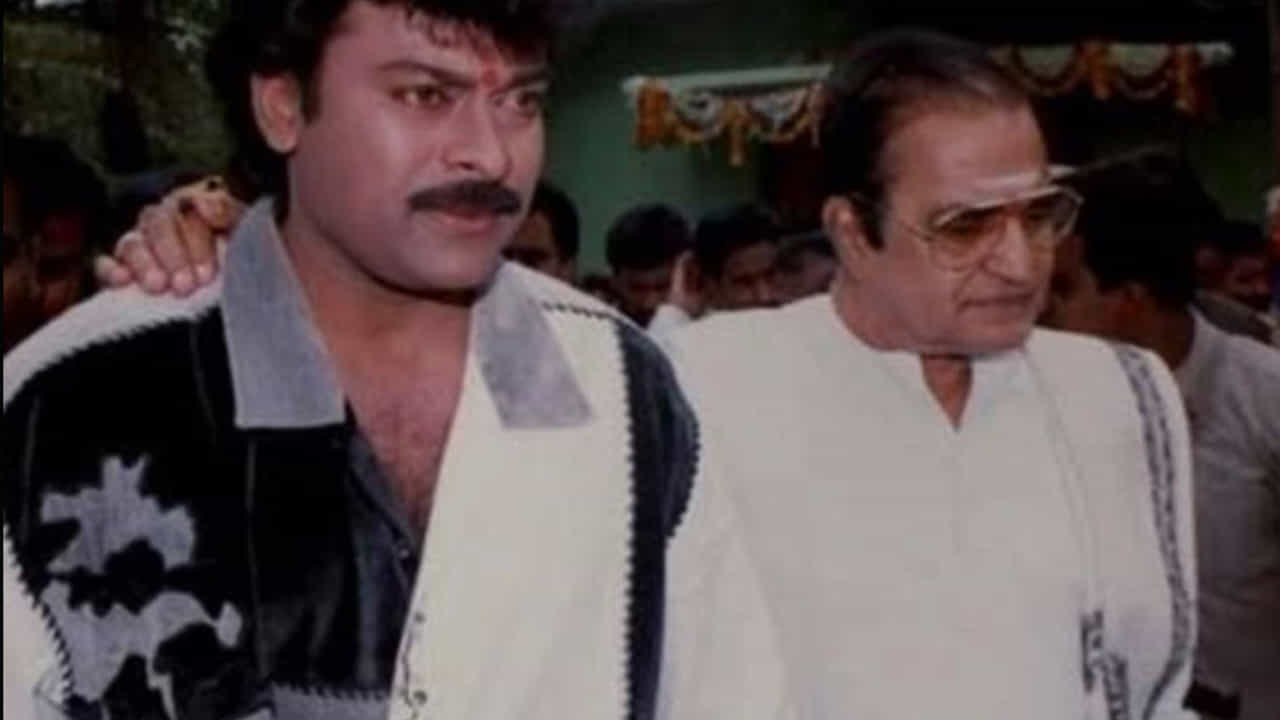 ఎన్టీఆర్ ముఖ్యమంత్రి అయిన తర్వాత, బాలకృష్ణ ఇంట్లో బ్రాహ్మణి మొదటి పుట్టినరోజు వేడుకకు రాముకు ఆహ్వానం అందింది. తన తల్లిని, పాపను తీసుకుని వెళ్లిన రాము, ఎన్టీఆర్ మెట్ల దిగి వస్తుంటే దేవుడిని చూసిన అనుభూతి కలిగిందని తెలిపారు. తర్వాత, తన తల్లి హైదరాబాద్ వచ్చినప్పుడల్లా లక్ష్మీపార్వతిని చూడాలని కోరేది. మురళీ మోహన్, ఖమ్మంపాటి రామ్మోహన్ రావు సహాయంతో అపాయింట్మెంట్ తీసుకుని జూబ్లీహిల్స్లోని ఎన్టీఆర్ ఇంటికి వెళ్లారు. అక్కడ మంత్రులు, ఎక్స్-మంత్రులు ఉన్నప్పటికీ, ఎన్టీఆర్ స్వయంగా వచ్చి రాము తల్లిని, అక్కయ్యను ఆహ్వానించారు. అప్పటికే కాషాయ వస్త్రాల్లో ఉన్న ఎన్టీఆర్ విగ్రహంలా కనిపించారు. ఆయన లక్ష్మీపార్వతిని పిలిచి, తన తల్లి కోరిక మేరకు ఇద్దరినీ కలిపి చూపించారు. ప్రతిపక్ష నాయకుడిగా ఉన్నప్పటికీ, ఎన్టీఆర్ ఆరోజు మారుతీ 800 కారులో అసెంబ్లీకి వెళ్లడం రామును తీవ్ర భావోద్వేగానికి గురిచేసింది. ఆయన మరణించినప్పుడు, రాము తెల్లవారుజామున ఐదు గంటలకే ఇంటికి వెళ్లి చూసి వచ్చారు. తర్వాత రామానాయుడు ఫోన్ చేసి, మేకప్ కోసం లాల్ బహదూర్ స్టేడియంకు పిలిచారు, కానీ కుటుంబ సభ్యులు వద్దని చెప్పడంతో వెనక్కి వచ్చారు. కోట్లాది మంది అభిమానుల్లో ఒకరైన కొల్లి రాము పంచుకున్న ఈ జ్ఞాపకాలు ఎన్టీఆర్ వ్యక్తిత్వాన్ని, ఆయన మానవత్వాన్ని మరోసారి స్పష్టం చేస్తాయి.