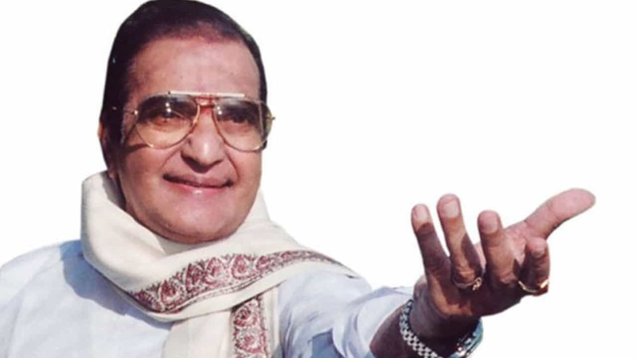ఇండస్ట్రీలోకి అసిస్టెంట్గా అడుగుపెట్టిన తర్వాత లోకం దాసోహం చిత్ర షూటింగ్ సమయంలో ఎన్టీఆర్ని మొదటిసారి కలుసుకున్నారు. కున్నత్తూరు టెంపుల్ వద్ద జరిగిన ఈ షూటింగ్లో, ఎన్టీఆర్ తన వెండి పెట్టెను చాలా జాగ్రత్తగా చూసుకోవడానికి ఒక అసిస్టెంట్ని నియమించేవారు. ఆరోజు అసిస్టెంట్ రాకపోవడంతో, రాముకు ఆ బాధ్యత అప్పగించారు. రేలంగి వెంకట్రామయ్య రాగానే ఎన్టీఆర్ ఆయనకు లేచి దండం పెట్టి, రండి బ్రదర్ అని ఆప్యాయంగా పలకరించడం రామును ఆశ్చర్యపరిచింది.