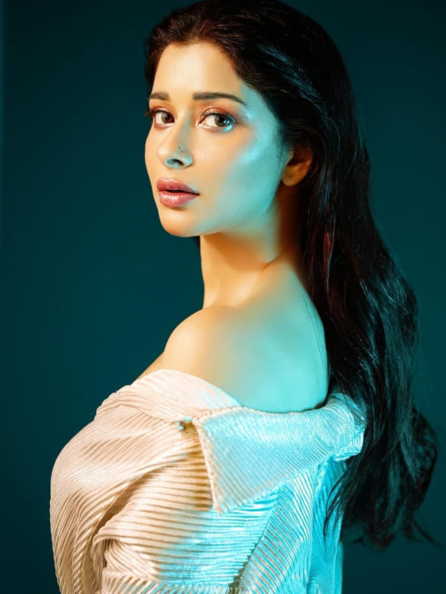 ఈ హీరోయిన్ ఎవరో గుర్తుపట్టారా.. ? తెలుగులో క్రేజీ ఫాలోయింగ్..