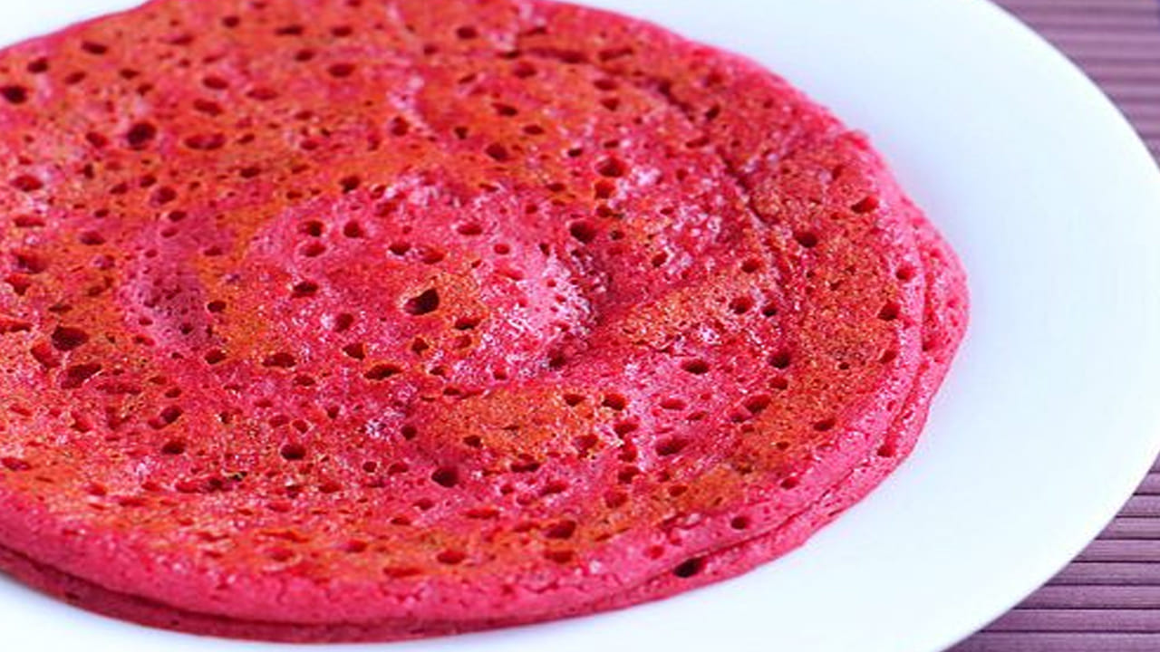 ఆరోగ్య ప్రయోజనాలు: ఓట్స్‌లోని ఫైబర్ పొట్ట నిండుగా ఉంచి ఆకలిని తగ్గిస్తుంది. బీట్‌రూట్‌లోని ఐరన్ హిమోగ్లోబిన్ స్థాయిలను పెంచుతుంది. ఇది రోజంతా మిమ్మల్ని ఉత్సాహంగా ఉంచుతుంది. ఈ వేడి వేడి దోశలను కొబ్బరి చట్నీ లేదా అల్లం పచ్చడితో తింటే అద్భుతంగా ఉంటాయి. రేపు పొద్దున్నే మీ కిచెన్‌లో దీన్ని ట్రై చేయండి!