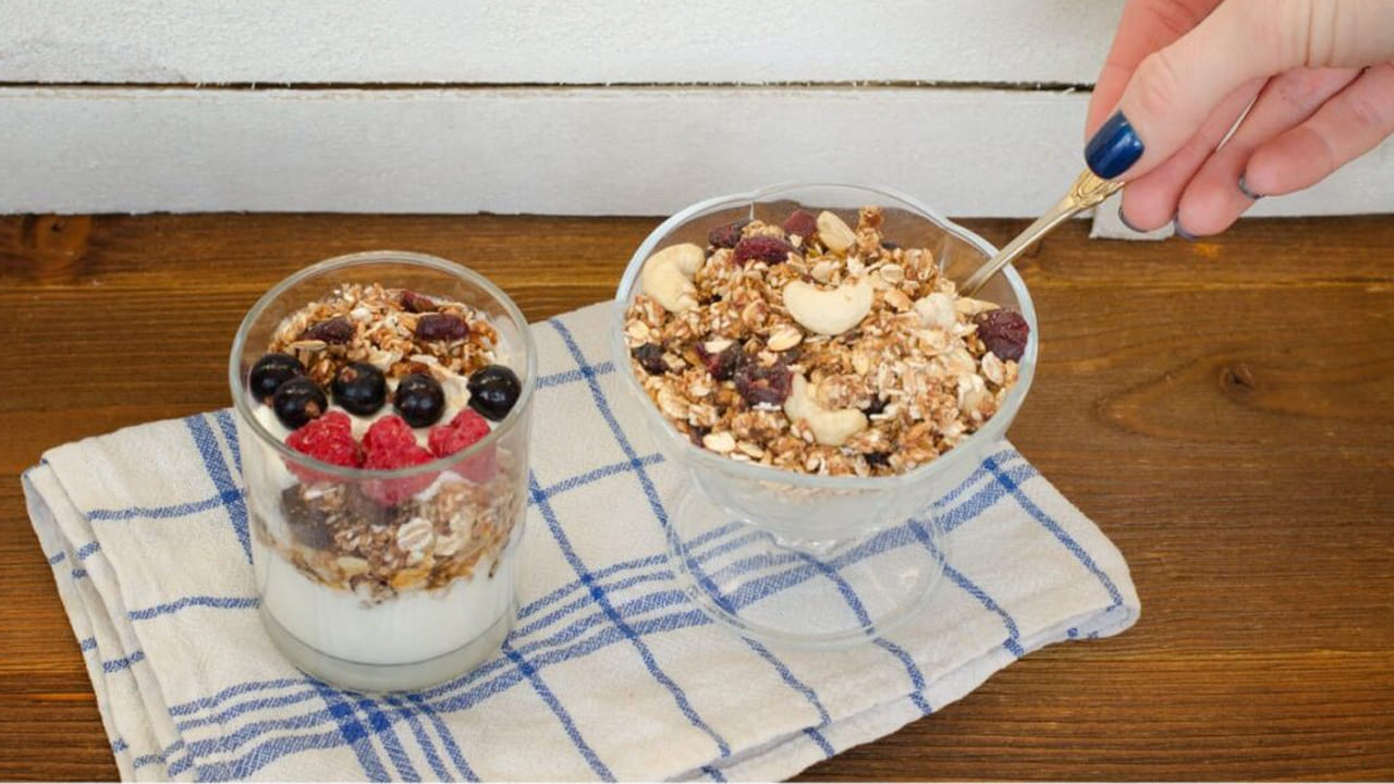 ఏది బెస్ట్?: మీరు బరువు తగ్గాలని చూస్తుంటే, అదనపు చక్కెర లేని ప్లెయిన్ ఓట్స్ ఉత్తమ ఎంపిక. ఎందుకంటే ఇందులో క్యాలరీలు తక్కువగా ఉండి, ఎక్కువ సేపు కడుపు నిండుగా ఉన్న అనుభూతిని కలిగిస్తాయి. ఒకవేళ మీరు వ్యాయామం చేసేవారైతే, తక్షణ శక్తి (Instant Energy) కావాలనుకుంటే, పోషకాలు నిండిన మ్యూస్లీని ఎంచుకోవచ్చు.