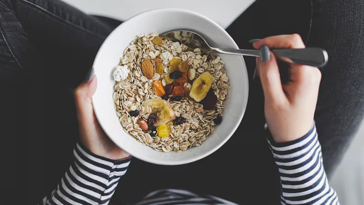 ఓట్స్‌(Oats): ఓట్స్ అనేవి ప్రాసెస్ చేయబడిన తృణధాన్యాలు, వీటిని సాధారణంగా పాలు లేదా నీటితో ఉడికించి తింటారు. ఇవి ఫైబర్ (ముఖ్యంగా బీటా-గ్లూకాన్) కు మంచి వనరు. మరోవైపు, మ్యూస్లీ అనేది ఓట్స్, ఇతర ధాన్యాలు, ఎండిన పండ్లు (Dry fruits), విత్తనాలు, గింజల మిశ్రమం. దీనిని ఉడికించాల్సిన అవసరం లేదు, నేరుగా పాలు లేదా పెరుగుతో కలిపి తీసుకోవచ్చు. 