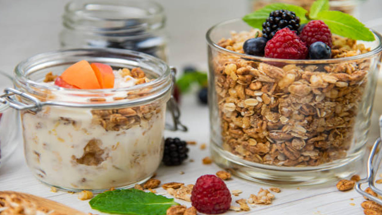 ఓట్స్ అనేవి నేరుగా ధాన్యం నుండి సేకరించినవి. వీటిని రోల్డ్ ఓట్స్, స్టీల్-కట్ ఓట్స్ లేదా ఇన్‌స్టంట్ ఓట్స్ అని పిలుస్తారు. వీటిలో గ్లూటెన్ ఉండదు. పీచు పదార్థం (Fiber) పుష్కలంగా ఉంటుంది. ఇవి గుండె ఆరోగ్యానికి మేలు చేస్తాయి. శరీరంలోని చెడు కొవ్వును (LDL) తగ్గిస్తాయి. షుగర్ ఉన్నవారికి ఇది ఒక అద్భుతమైన ఆహారం. వీటిని పాలు లేదా నీటిలో ఉడికించి, పండ్లు లేదా కూరగాయలు కలిపి ఉప్మా లాగా కూడా చేసుకోవచ్చు.