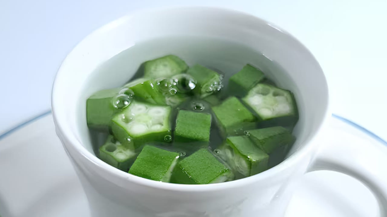 బెండకాయ నీరు గుండె ఆరోగ్యాన్ని మెరుగుపరుస్తుంది. విటమిన్ కె, కాల్షియం సమృద్ధిగా ఉండే ఓక్రా వాటర్ బోలు ఎముకల వ్యాధి ప్రమాదాన్ని తగ్గిస్తుంది. ఎముకలను బలపరుస్తుంది. ఓక్రా వాటర్ తాగడం వల్ల కంటి చూపు కూడా మెరుగుపడుతుంది. విటమిన్ సి, ఇతర యాంటీ ఆక్సిడెంట్లు పుష్కలంగా ఉన్న లేడీఫింగర్ వాటర్ చర్మానికి కూడా మేలు చేస్తుంది. 