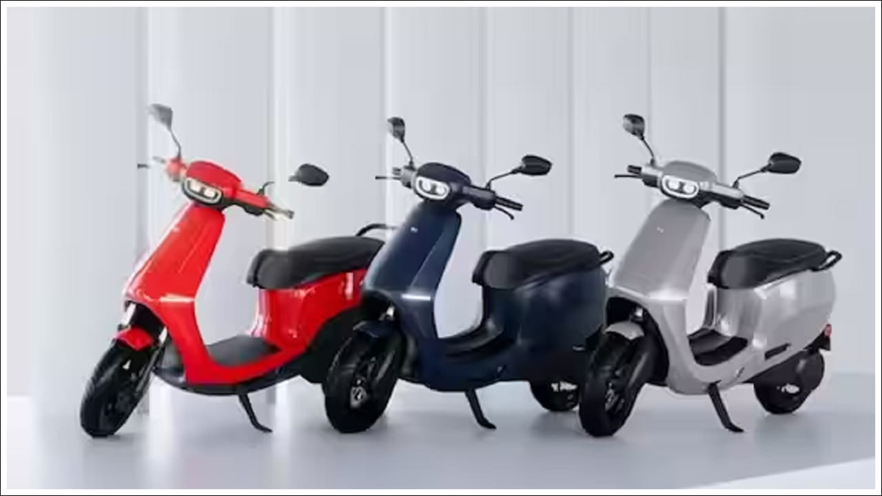  ప్రస్తుతం పెరుగుతున్న పెట్రోల్ ధరలను దృష్టిలో ఉంచుకుని చాలా మంది ఎలక్ట్రిక్‌ స్కూటర్లను వాడుతున్నారు. కంపెనీలు కూడా వినియోగదారులను దృష్టిలో ఉంచుకుని సరికొత్త ఫీచర్స్‌తో ఎక్కువ దూరం రేంజ్‌ ఇచ్చే స్కూటర్లను అందుబాటులోకి తీసుకువస్తోంది ఓలా.