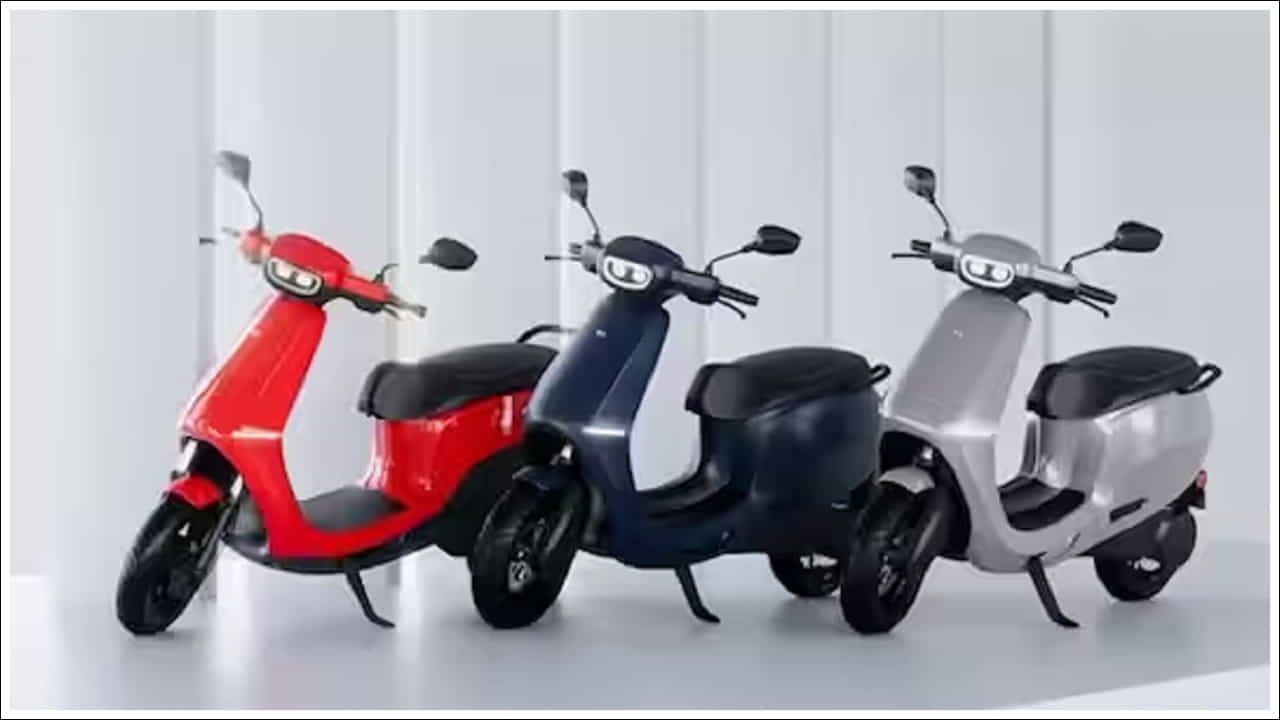  ప్రస్తుతం పెరుగుతున్న పెట్రోల్ ధరలను దృష్టిలో ఉంచుకుని చాలా మంది ఎలక్ట్రిక్‌ స్కూటర్లను వాడుతున్నారు. కంపెనీలు కూడా వినియోగదారులను దృష్టిలో ఉంచుకుని సరికొత్త ఫీచర్స్‌తో ఎక్కువ దూరం రేంజ్‌ ఇచ్చే స్కూటర్లను అందుబాటులోకి తీసుకువస్తోంది ఓలా.