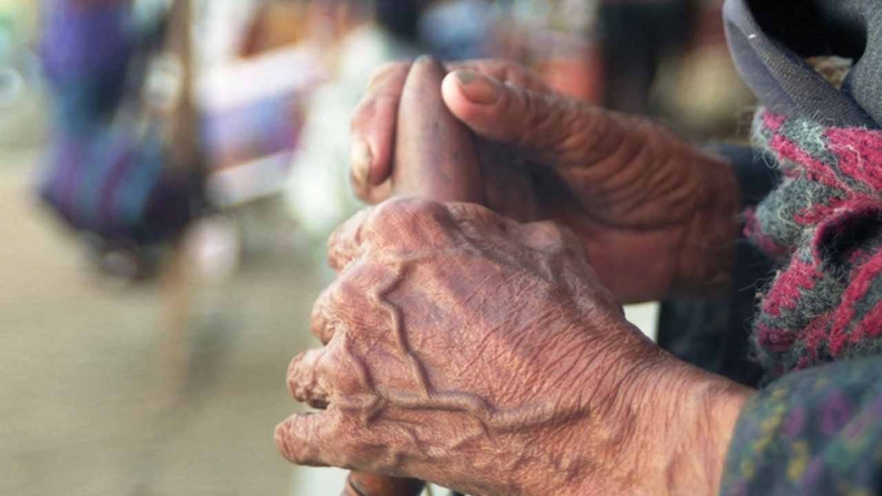 ఛీ.. ఛీ.. ఏం మనుషులురా.. ముసుగులు ధరించి.. 90 ఏళ్ల వృద్ధురాలిపై ఇంత దారుణమా..?