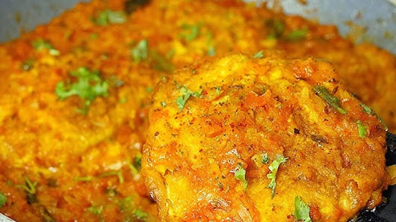 కావాల్సిన పదార్థాలు: ఒక కప్పు మీల్ మేకర్, నాలుగు గుడ్లు, ఒక ఉల్లిపాయ ముక్కలు, నాలుగు పచ్చిమిర్చి, అర కట్ట కొత్తిమీర, ఒక టేబుల్ స్పూన్ అల్లం వెల్లుల్లి పేస్ట్, ఒక టేబుల్ స్పూన్ కారం, రుచికి సరిపడా ఉప్పు, రెండు టేబుల్ స్పూన్స్ నూనెను తీసుకోవాలి.