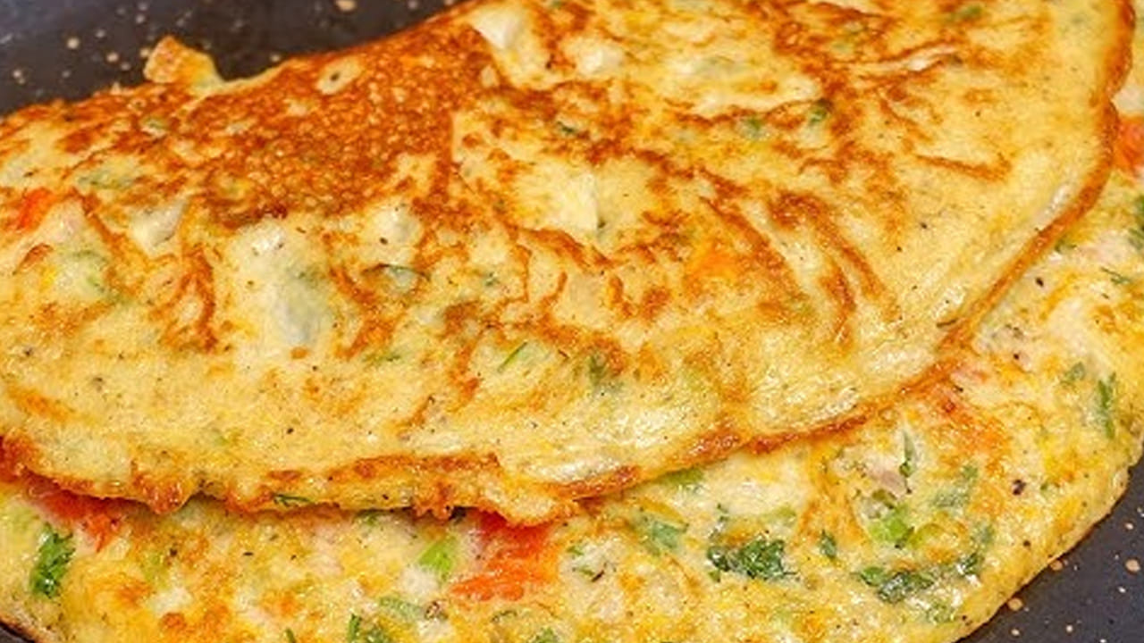 గుడ్ల మిశ్రమం కలుపుకోవాలి: ఒక గిన్నె తీసుకుని గుడ్లను కొట్టి, వాటిలో మిక్సీ పట్టుకున్న మీల్ మేకర్ పొడి, ఉల్లిపాయ ముక్కలు , పచ్చిమిర్చి, ఒక టేబుల్ స్పూన్ అల్లం వెల్లుల్లి పేస్ట్, ఒక టేబుల్ స్పూన్ కారం, రుచికి సరిపడా ఉప్పు, కొత్తిమీరను వేసి బాగా కలుపుకోవాలి.