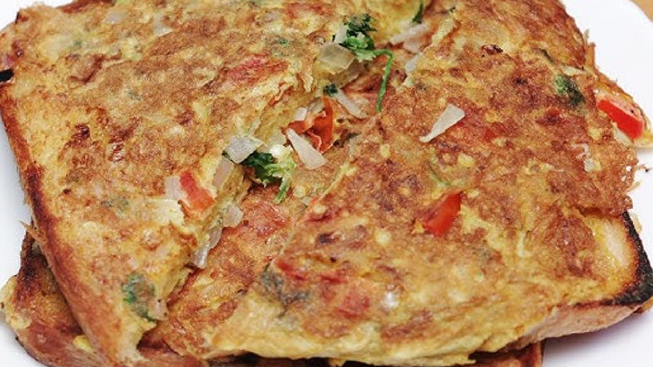 ఆమ్లెట్ ఇలా వేసుకోవాలి: స్టవ్ మీద పెనం పెట్టి దానిలో ఆయిల్ వేసి అది వేడయ్యాక ముందుగా కలిపి పెట్టుకున్న మిశ్రమాన్ని పెనంపై పోసి కొంచం మందంగా వేసుకోవాలి. ఇలా ఒక వైపు ఎర్రగా కాలిన తర్వాత, రెండో వైపు కూడా అట్టును బాగా కాల్చుకోవాలి.