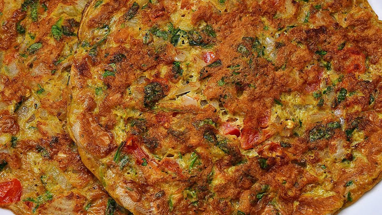 ఆమ్లెట్ ను ఇలా కాల్చుకోవాలి: అయితే, అట్టు మగ్గేటప్పుడు సిమ్ లోనే పెట్టాలి. ఇలా పెడితే ఆమ్లెట్ బాగా ఉడుకుతుంది.
ఆ తర్వాత మూత పెట్టి పది నిముషాల పాటు ఉడికించండి. ఆమ్లెట్ తిరగేసి, గోల్డ్ రంగు వచ్చే వరకు ఉంచి ప్లేట్ లోకి తీసుకోవాలి.