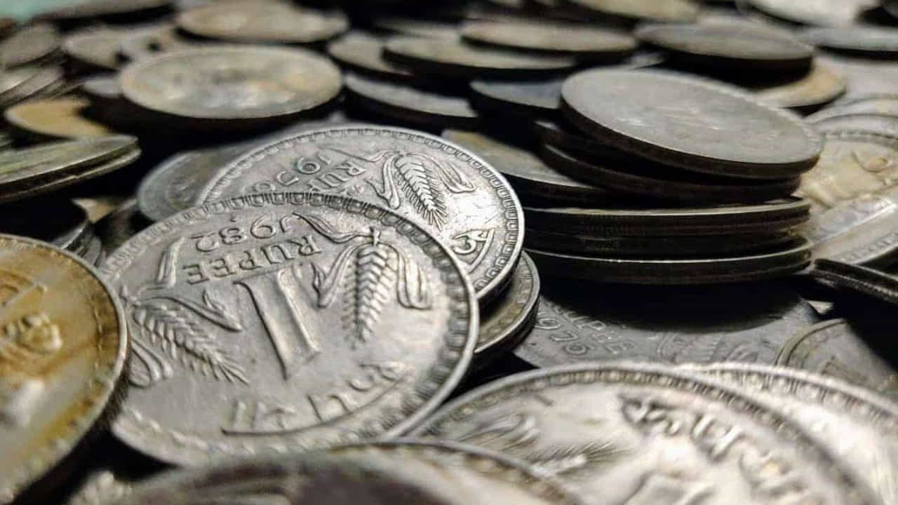 One Rupee Story: మన దైనందిన జీవితంలో చిల్లర కోసం వాడే ఒక రూపాయి నాణెం వెనుక ఒక వింతైన ఆర్థిక వాస్తవం దాగి ఉంది. దాని ముఖ విలువ (Face Value) కంటే దాని తయారీ వ్యయమే (Production Cost) ఎక్కువగా ఉండటం గమనార్హం.