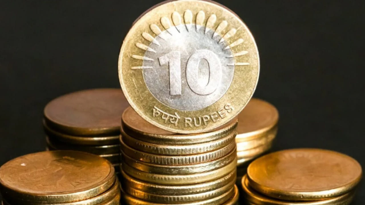  మిగిలిన నాణేల పరిస్థితి ఏంటి?: ఒక్క రూపాయి నాణెం విషయంలో ప్రభుత్వం నష్టపోతున్నప్పటికీ, మిగిలిన నాణేల తయారీలో మాత్రం లాభమే కనిపిస్తోంది. వాటి వివరాలు ఇలా ఉన్నాయి: * రూ. 2 నాణెం: తయారీ ఖర్చు రూ. 1.28, * రూ. 5 నాణెం: తయారీ ఖర్చు రూ. 3.69, * రూ. 10 నాణెం: తయారీ ఖర్చు రూ. 5.54, పై గణాంకాలను బట్టి చూస్తే, ఎక్కువ విలువ గల నాణేల తయారీ వల్ల ప్రభుత్వానికి కొంత మిగులు ఆదాయం లభిస్తోంది.