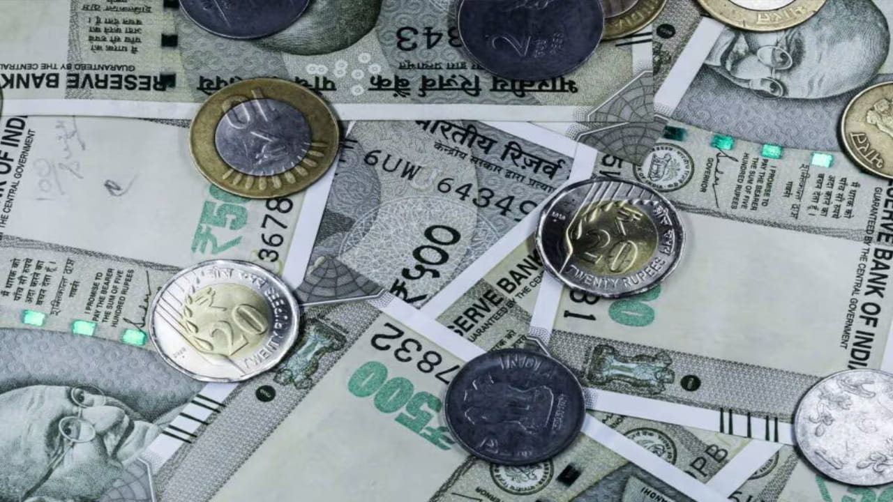  కరెన్సీ నోట్ల ముద్రణ చౌకగా ఉందా?: నాణేలతో పోలిస్తే పేపర్ కరెన్సీ ముద్రణ చాలా తక్కువ ఖర్చుతో కూడుకున్నది. ఉదాహరణకు రిజర్వ్ బ్యాంక్ ఆఫ్ ఇండియా (RBI) 1,000 ఐదు వందల రూపాయల నోట్లను ముద్రించడానికి కేవలం రూ. 2,290 ఖర్చు చేస్తుంది. అంటే ఒక్కో రూ. 500 నోటు ముద్రణకు కేవలం రూ. 2.29 మాత్రమే ఖర్చవుతుంది. రూపాయి నాణెం ప్రత్యేకతలు: * లోహం: ఇది పూర్తిగా స్టెయిన్‌లెస్ స్టీల్‌తో తయారవుతుంది. దీని బరువు 3.76 గ్రాములు. అలాగే తయారీ కేంద్రాలు: ముంబై, హైదరాబాద్‌లోని మింట్లలో (ముద్రణాలయాలు) మాత్రమే వీటిని తయారు చేస్తారు.