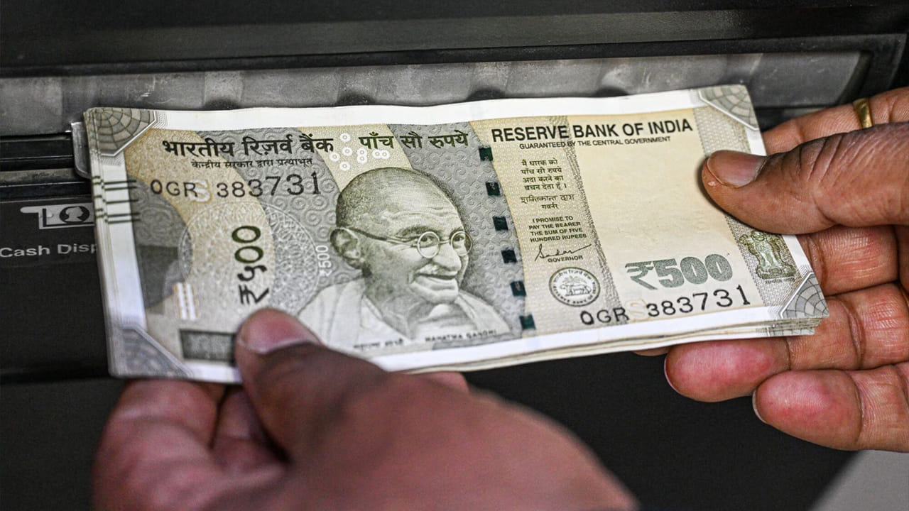  తగ్గుతున్న నాణేల వాడకం: ప్రస్తుతం UPI, PhonePe, Google Pay వంటి డిజిటల్ చెల్లింపులు పెరగడంతో నాణేల అవసరం గణనీయంగా తగ్గింది. చిన్న టీ కొట్టు నుండి పెద్ద మాల్స్ వరకు క్యూఆర్ కోడ్ స్కానింగ్ అందుబాటులోకి రావడంతో భౌతిక కరెన్సీ, ముఖ్యంగా చిల్లర నాణేల వాడకం తక్కువైంది. ప్రస్తుతానికి ఒక రూపాయి నాణేన్ని రద్దు చేసే ఆలోచన ప్రభుత్వానికి లేనప్పటికీ, తయారీ ఖర్చును తగ్గించడానికి లోహాల మార్పు వంటి ప్రత్యామ్నాయాలను అన్వేషించాలని నిపుణులు సూచిస్తున్నారు. 