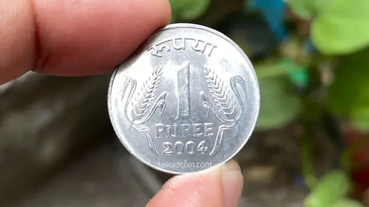 తయారీ ఖర్చు ఎంత?: 2018లో సమాచార హక్కు చట్టం (RTI) ద్వారా వెల్లడైన వివరాల ప్రకారం, ఒక రూపాయి నాణేన్ని ముద్రించడానికి ప్రభుత్వానికి రూ. 1.11 పైసలు ఖర్చవుతోంది. అంటే ప్రతి రూపాయి నాణేం తయారీపై ప్రభుత్వం 11 పైసల నష్టాన్ని భరిస్తోంది. ప్రస్తుతం పెరిగిన ద్రవ్యోల్బణం, లోహాల ధరలు, కార్మికుల వేతనాలను పరిగణనలోకి తీసుకుంటే ఈ తయారీ వ్యయం ఇప్పుడు ఇంకా పెరిగి ఉంటుందని నిపుణులు భావిస్తున్నారు.